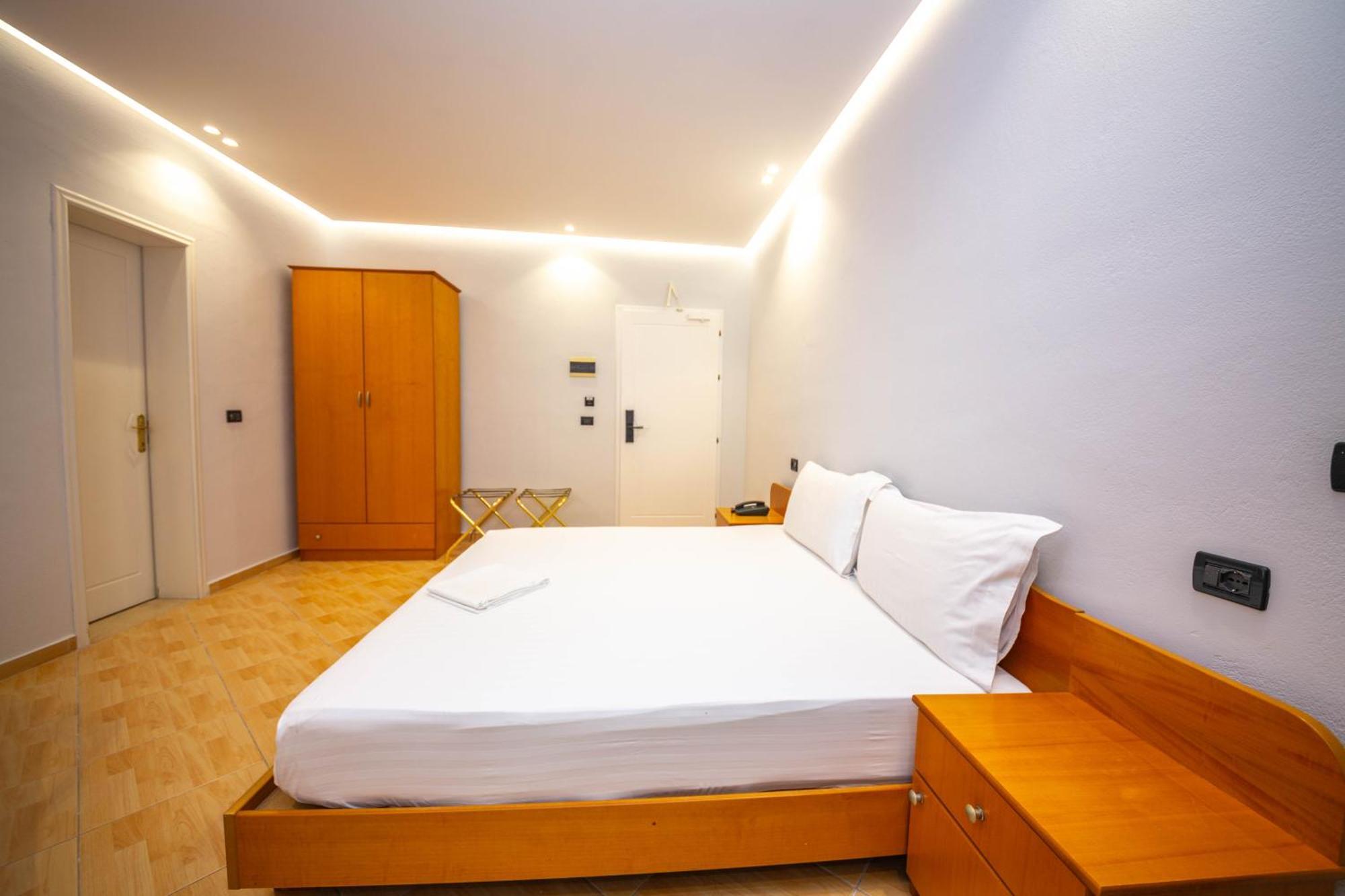 Hotel Sea Breeze Sarandë Exterior foto